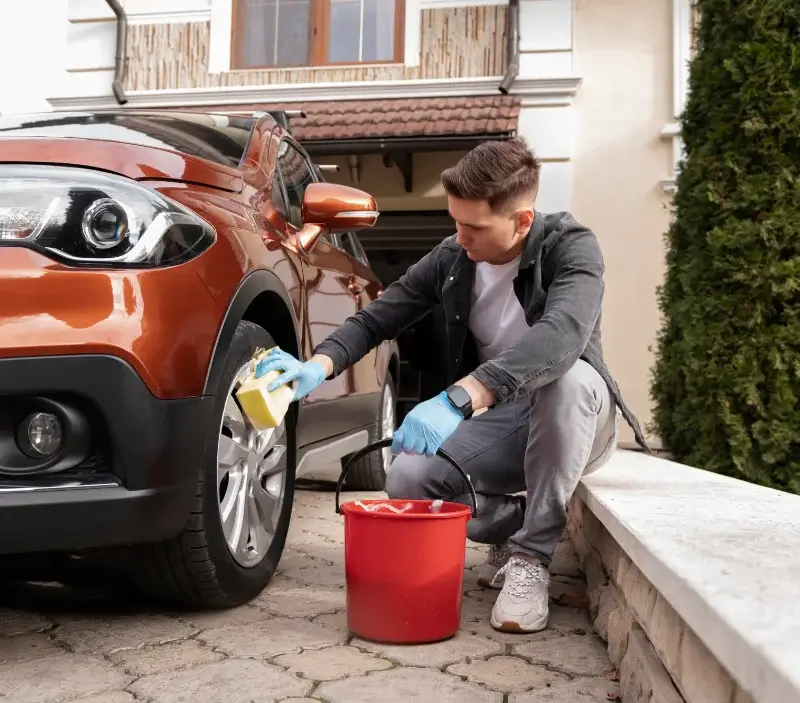 Lavage auto à domicile Saint-Lubin-des-Joncherets : professionnel intervenant sur un véhicule
